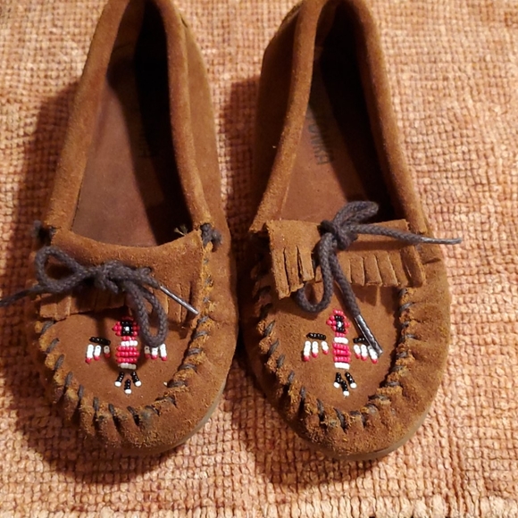 minnetonka moccasins girls